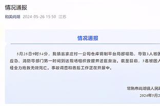 爱不释手，格拉利什社媒晒手捧奖杯照：又一项赛事冠军！